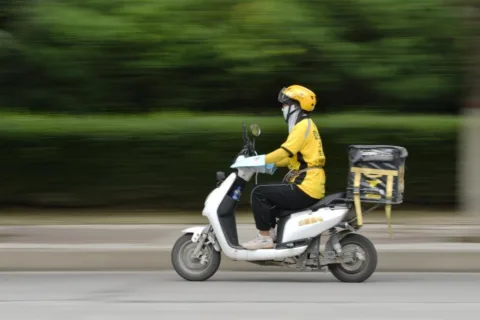 燕郊一位母亲飞驰送餐：为救白血病患儿，与时间赛跑