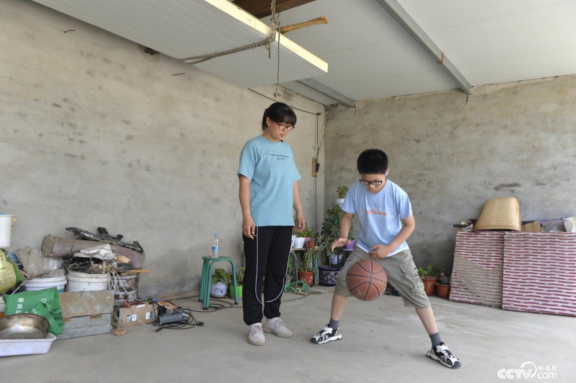 燕郊女骑手：为了患白血病的孩子，妈妈快跑