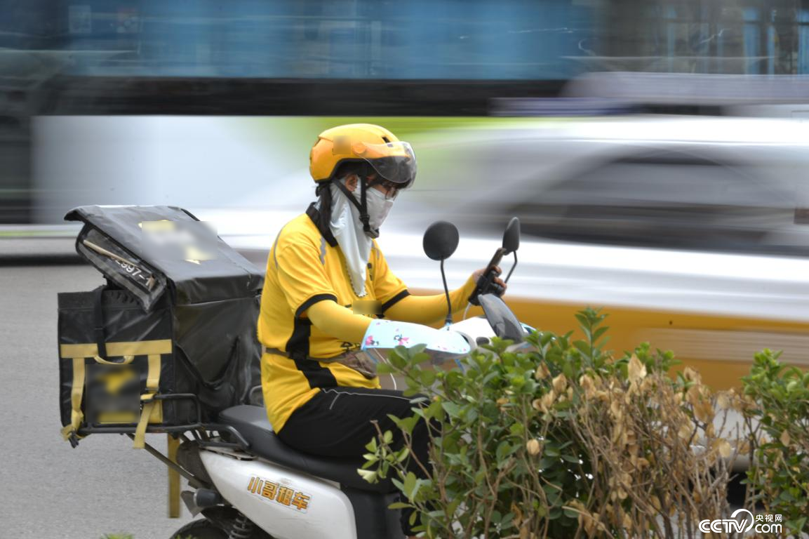 燕郊女骑手：为了患白血病的孩子，妈妈快跑