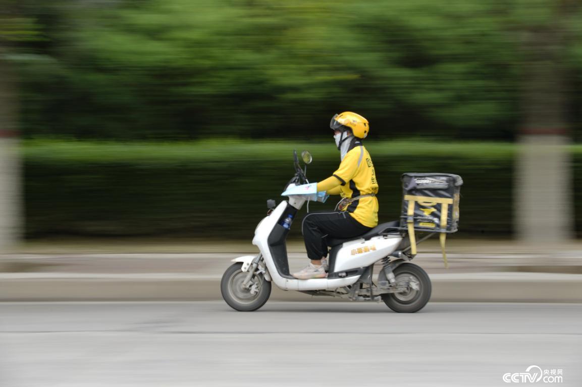 燕郊女骑手：为了患白血病的孩子，妈妈快跑