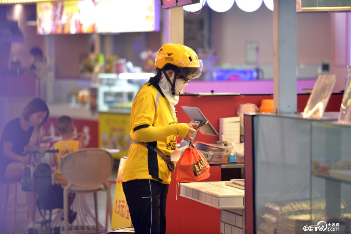 燕郊女骑手：为了患白血病的孩子，妈妈快跑